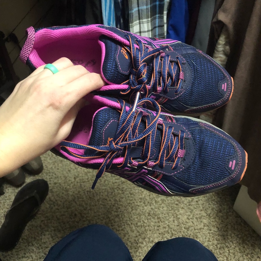 Women’s ASICS - Picture 2 of 4
